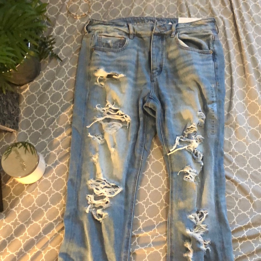American Eagle Distressed Tomgirl Jean